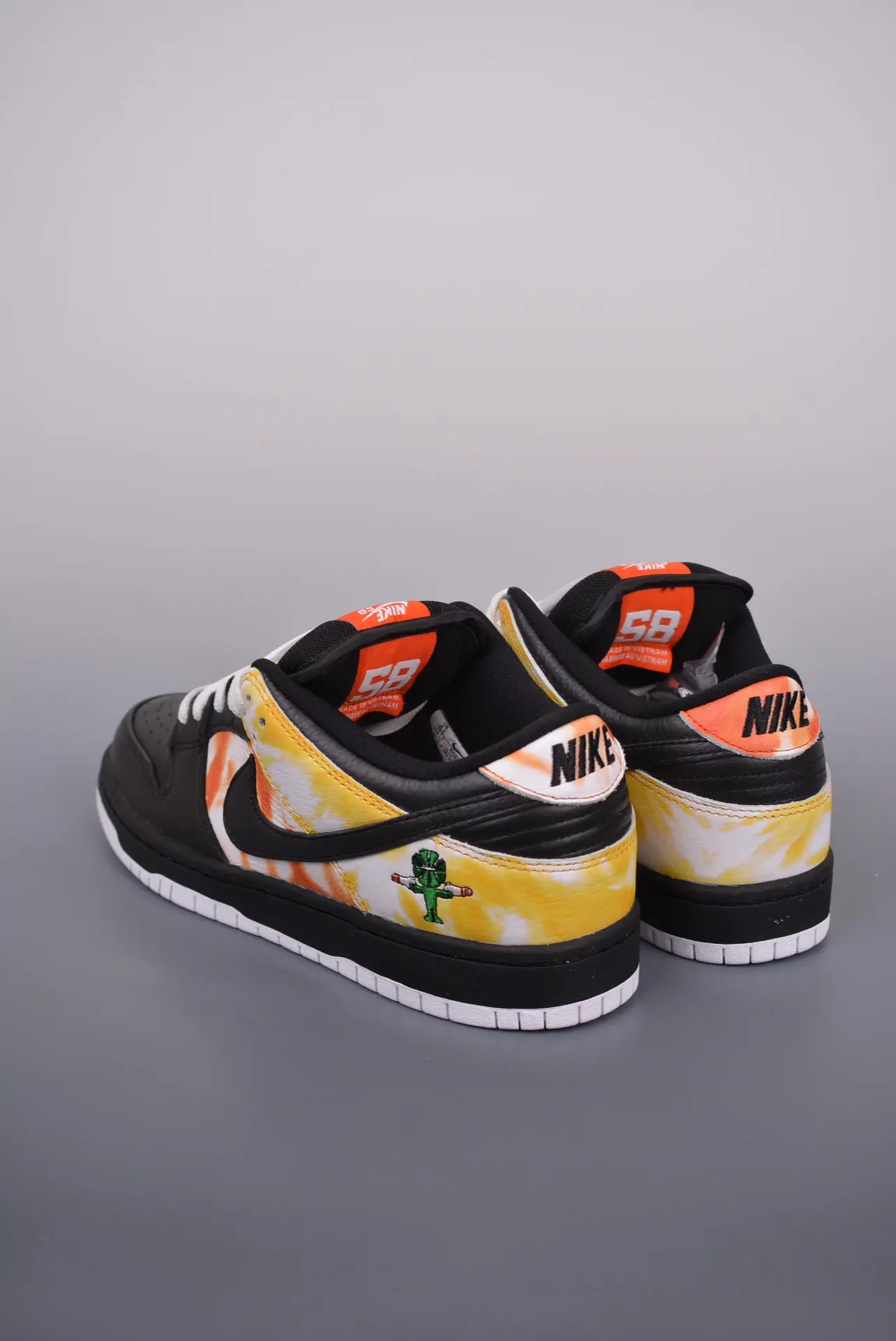 Nike SB Dunk Low Raygun Tie-Dye Black Replica: A Detailed Look | YtaYta