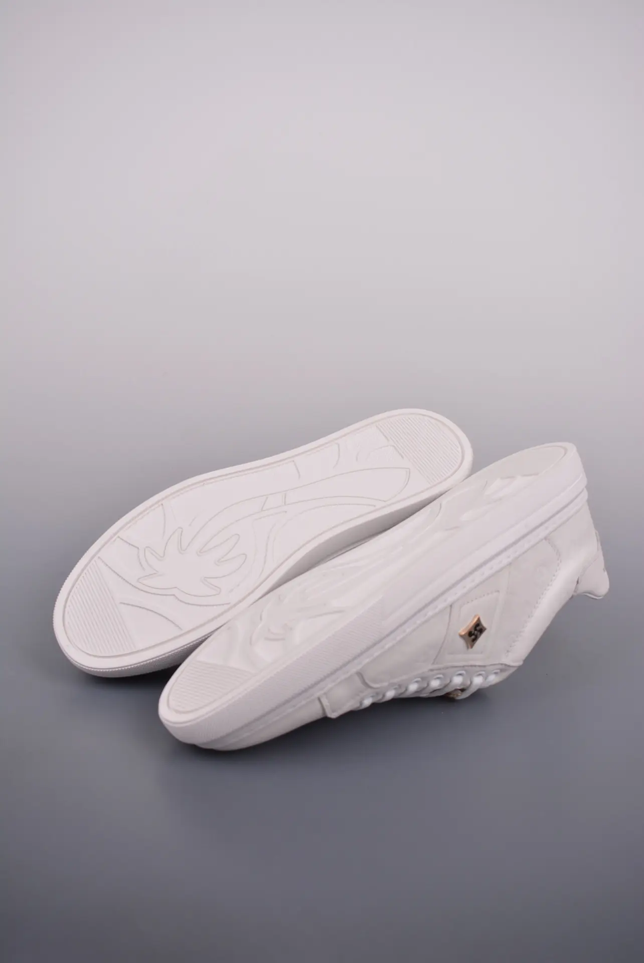 Louis Vuitton Marseille 21 Unisex Recycled Vegan Trainers - Polar White Zach Footwear: A Luxurious Alternative | YtaYta