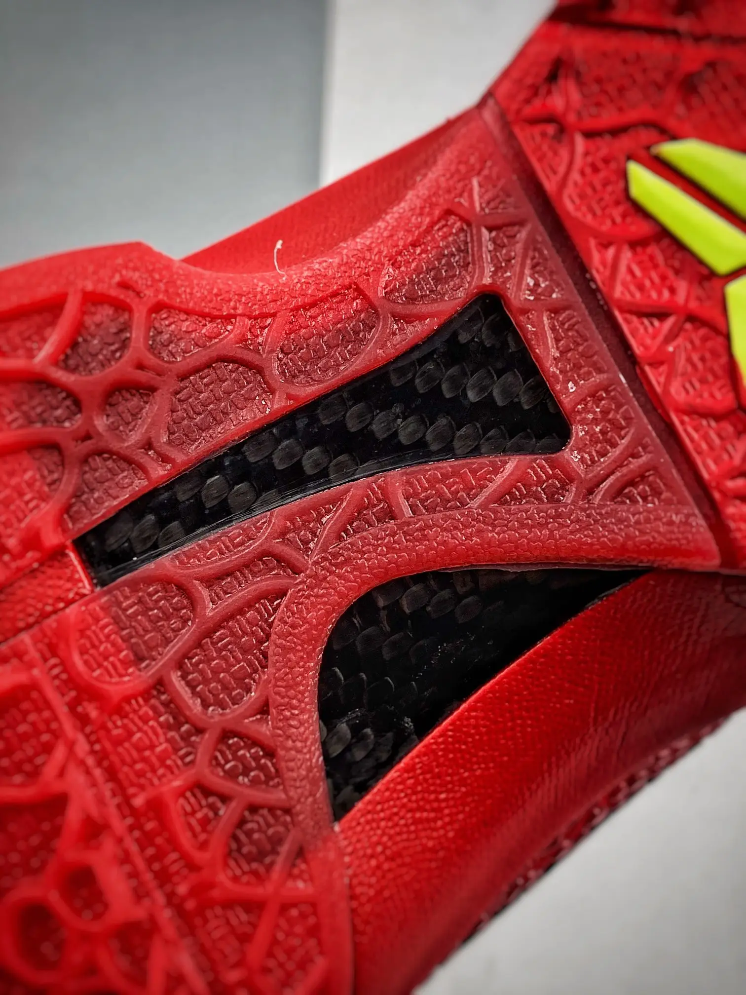 Kobe 6 Protro 'Reverse Grinch' - A Comprehensive Look at the Replica Sneaker | YtaYta