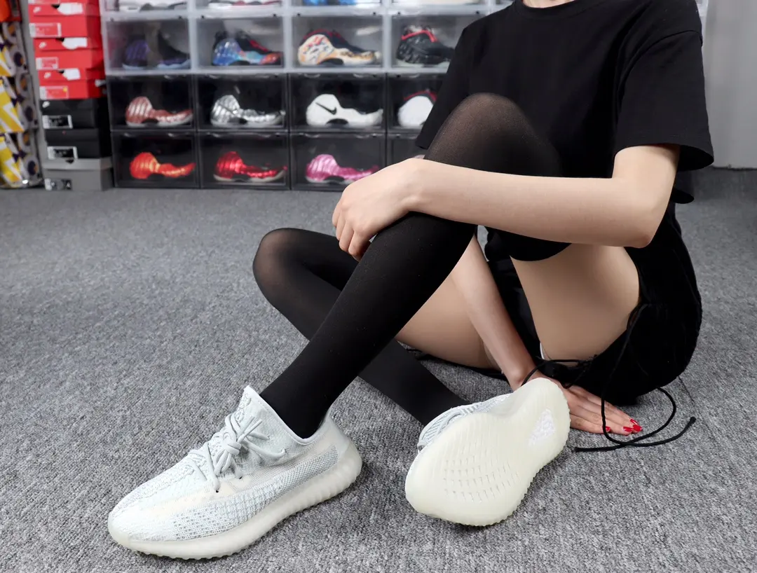 Replica Yeezy 350 Cloud White on Feet: A Detailed Look at Fake Sneakers | YtaYta