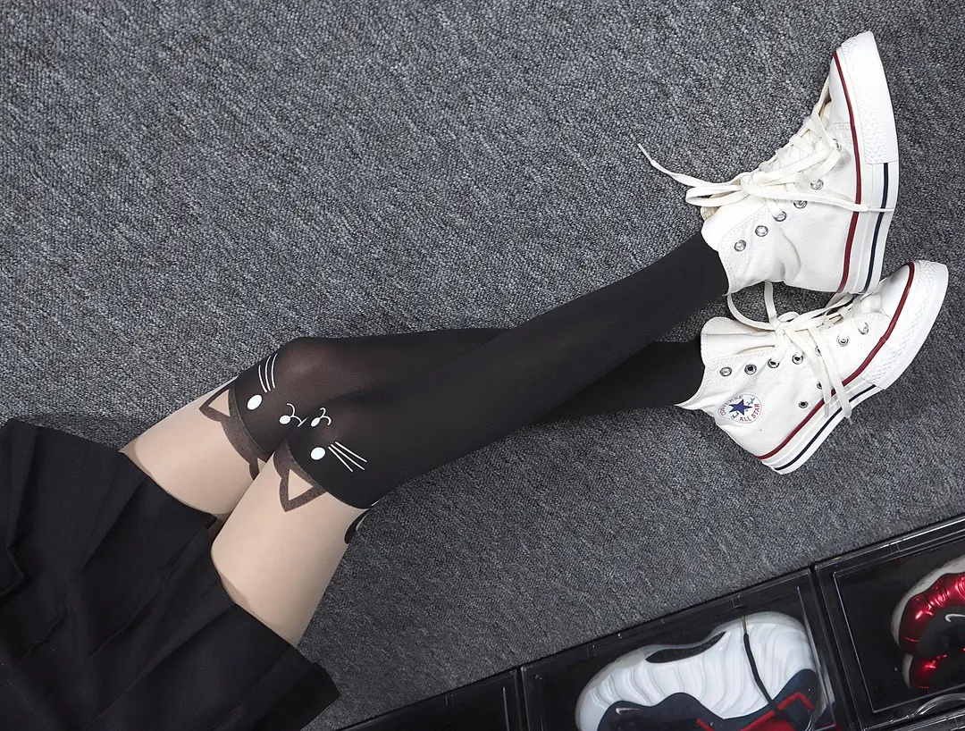 White Fake Replica Converse Sneakers: Stylish Yet Controversial | YtaYta