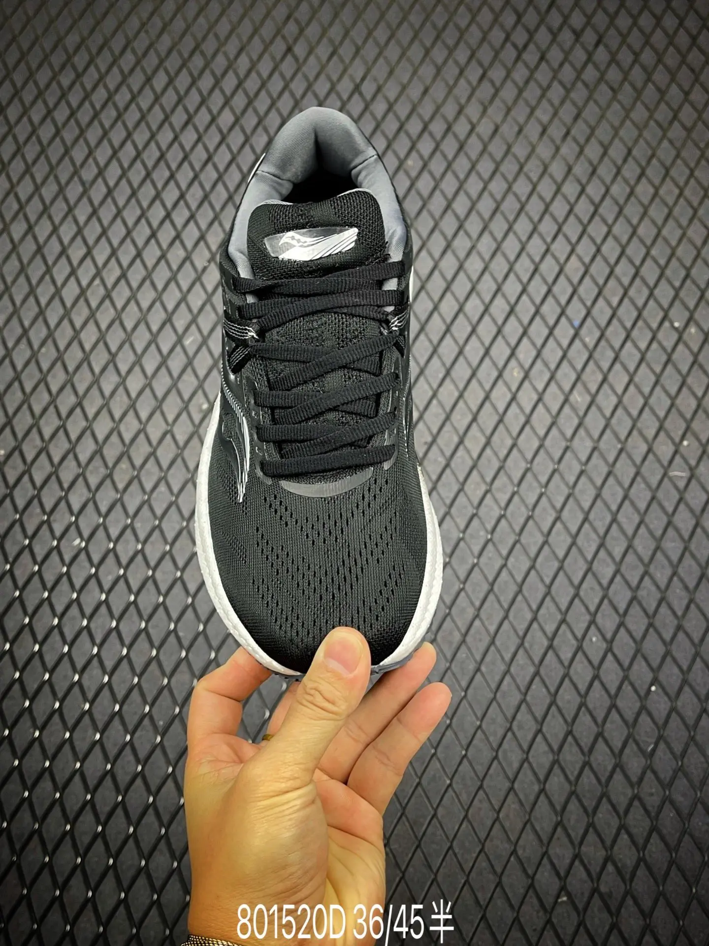 Saucony Triumph 20 Black White Replica - Unveiling the Trendy Knockoff | YtaYta