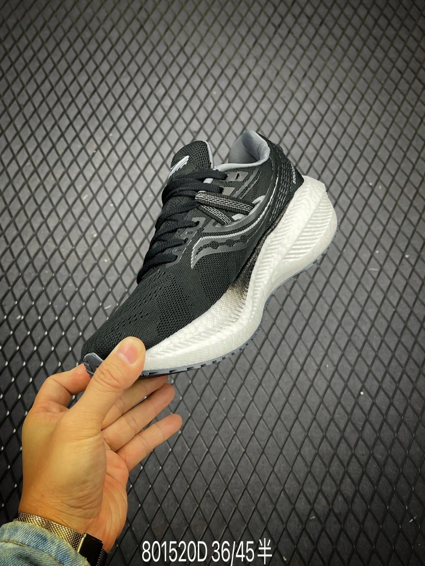 Saucony Triumph 20 Black White Replica - Unveiling the Trendy Knockoff | YtaYta