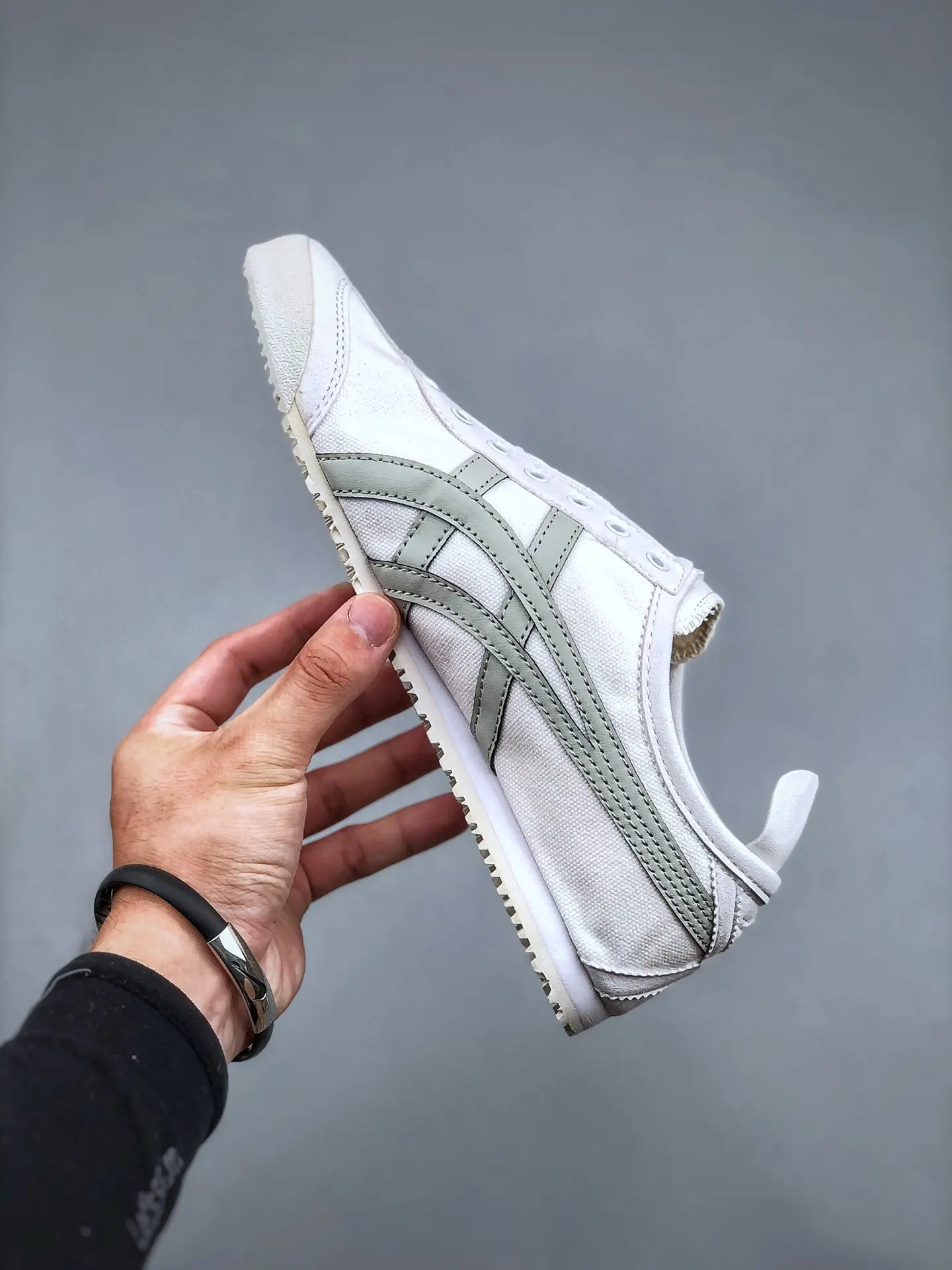 Onitsuka Tiger Mexico 66 Slip-On: The Allure of White & Gray Replicas | YtaYta