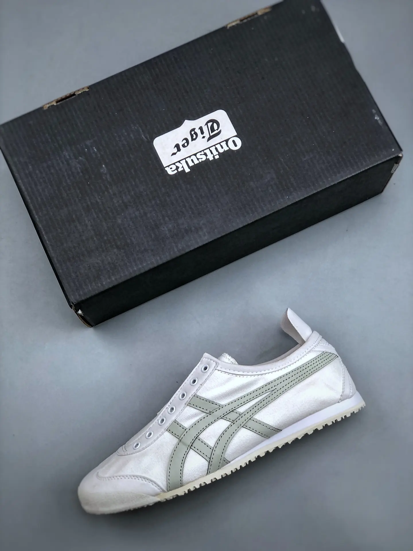 Onitsuka Tiger Mexico 66 Slip-On: The Allure of White & Gray Replicas | YtaYta