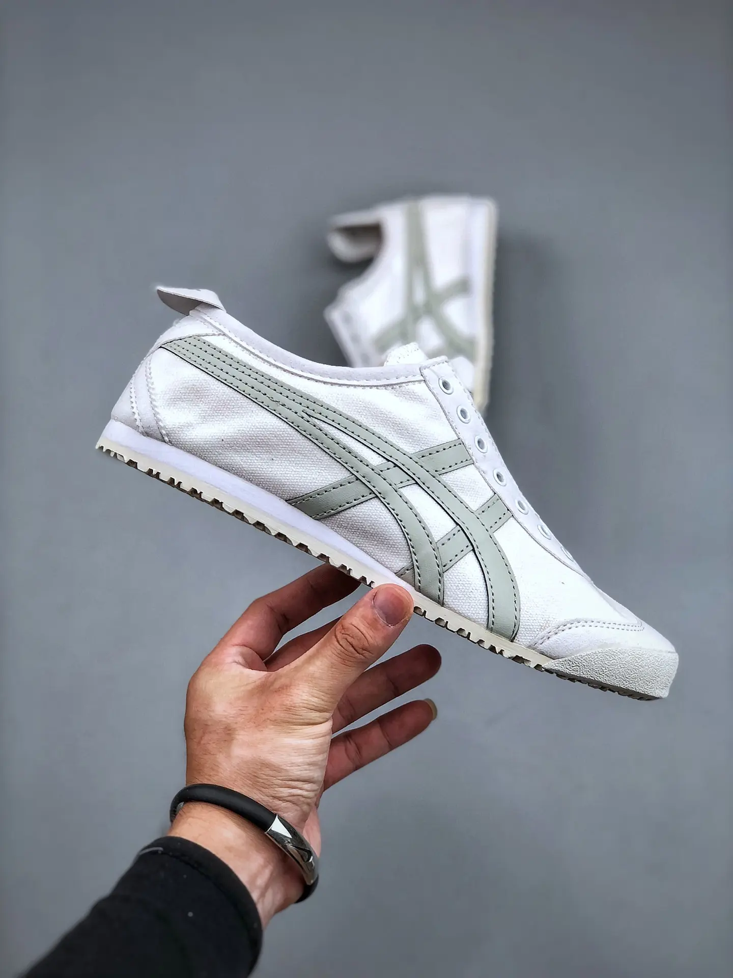 Onitsuka Tiger Mexico 66 Slip-On: The Allure of White & Gray Replicas | YtaYta