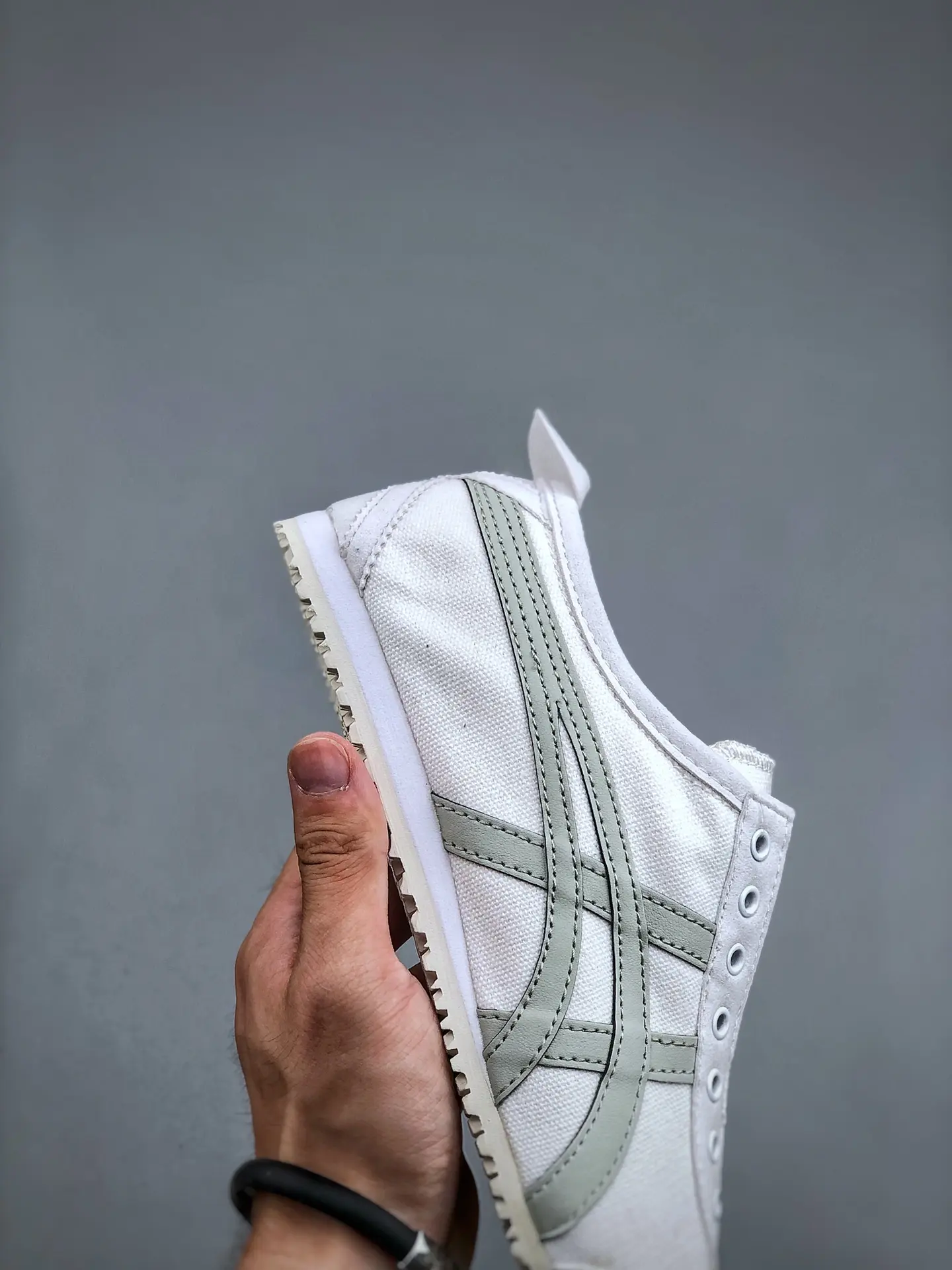 Onitsuka Tiger Mexico 66 Slip-On: The Allure of White & Gray Replicas | YtaYta