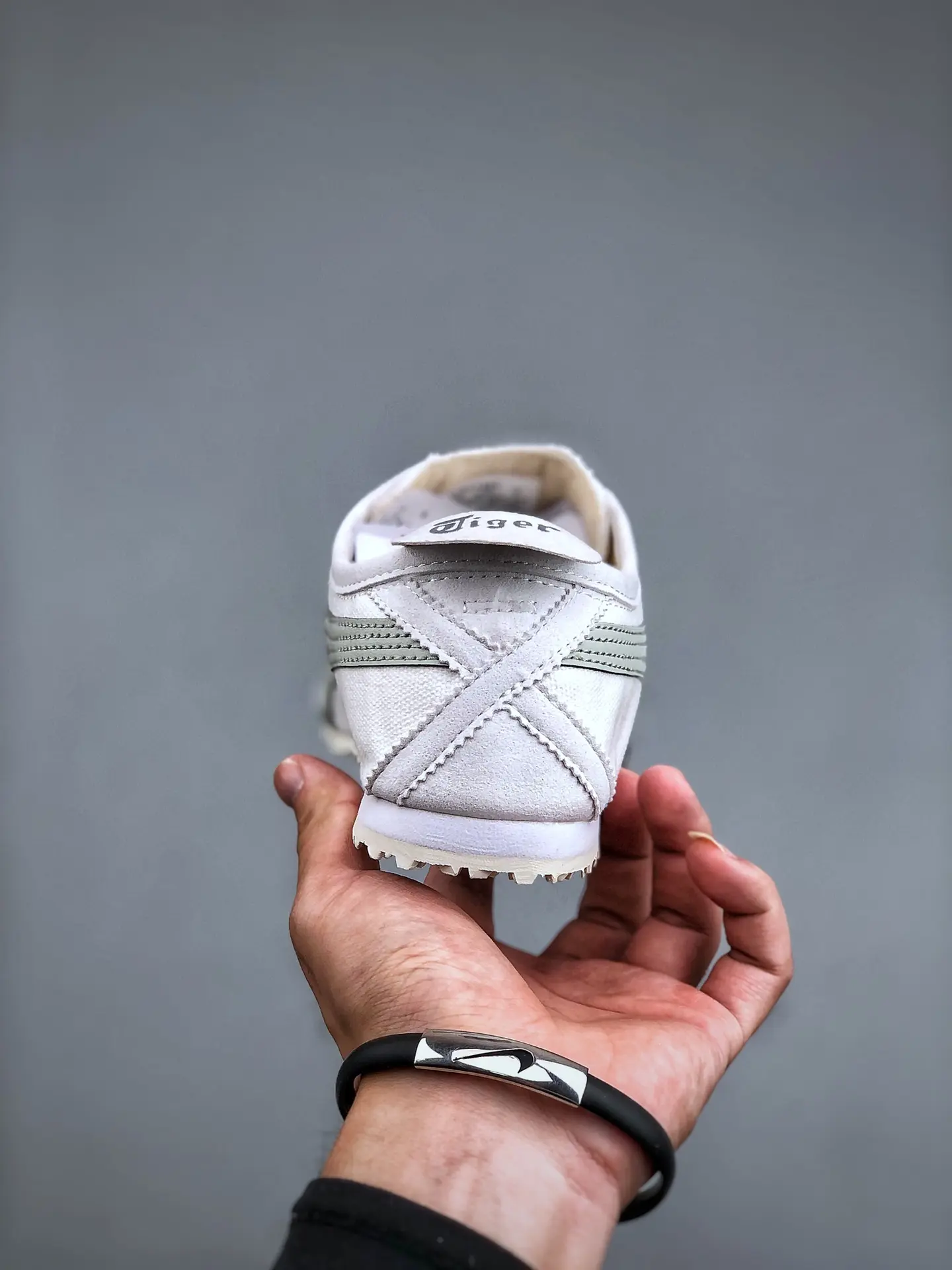 Onitsuka Tiger Mexico 66 Slip-On: The Allure of White & Gray Replicas | YtaYta