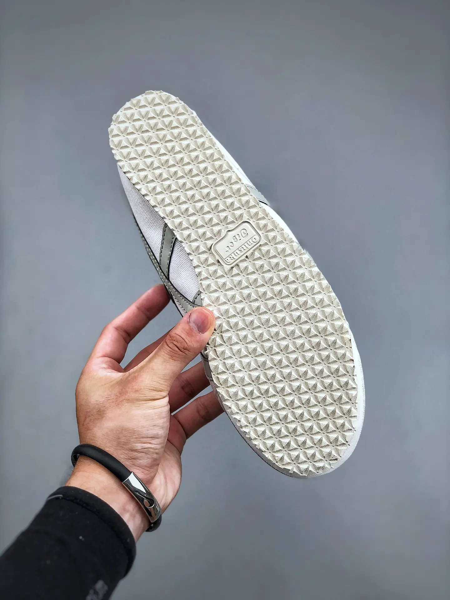 Onitsuka Tiger Mexico 66 Slip-On: The Allure of White & Gray Replicas | YtaYta