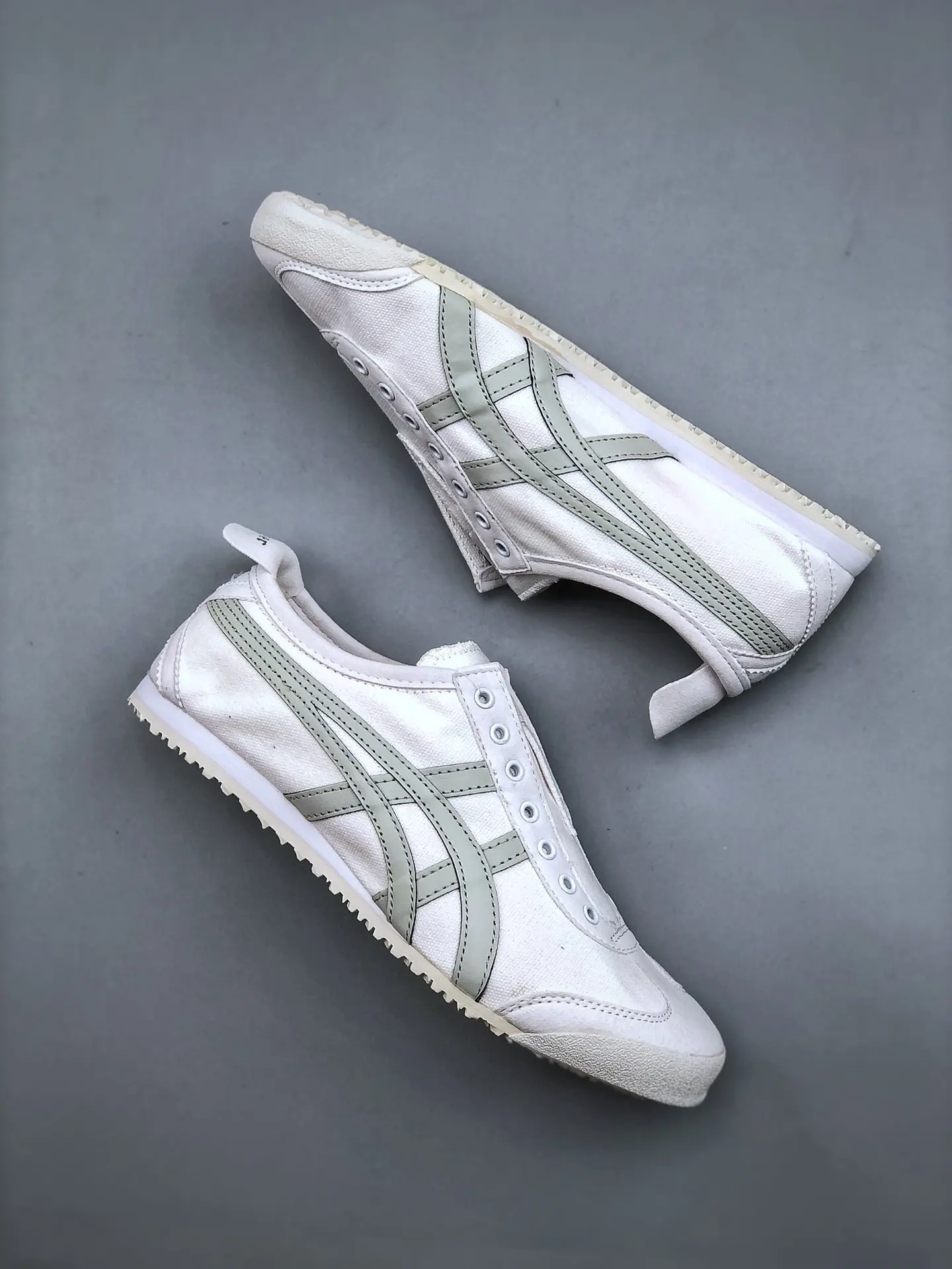 Onitsuka Tiger Mexico 66 Slip-On: The Allure of White & Gray Replicas | YtaYta