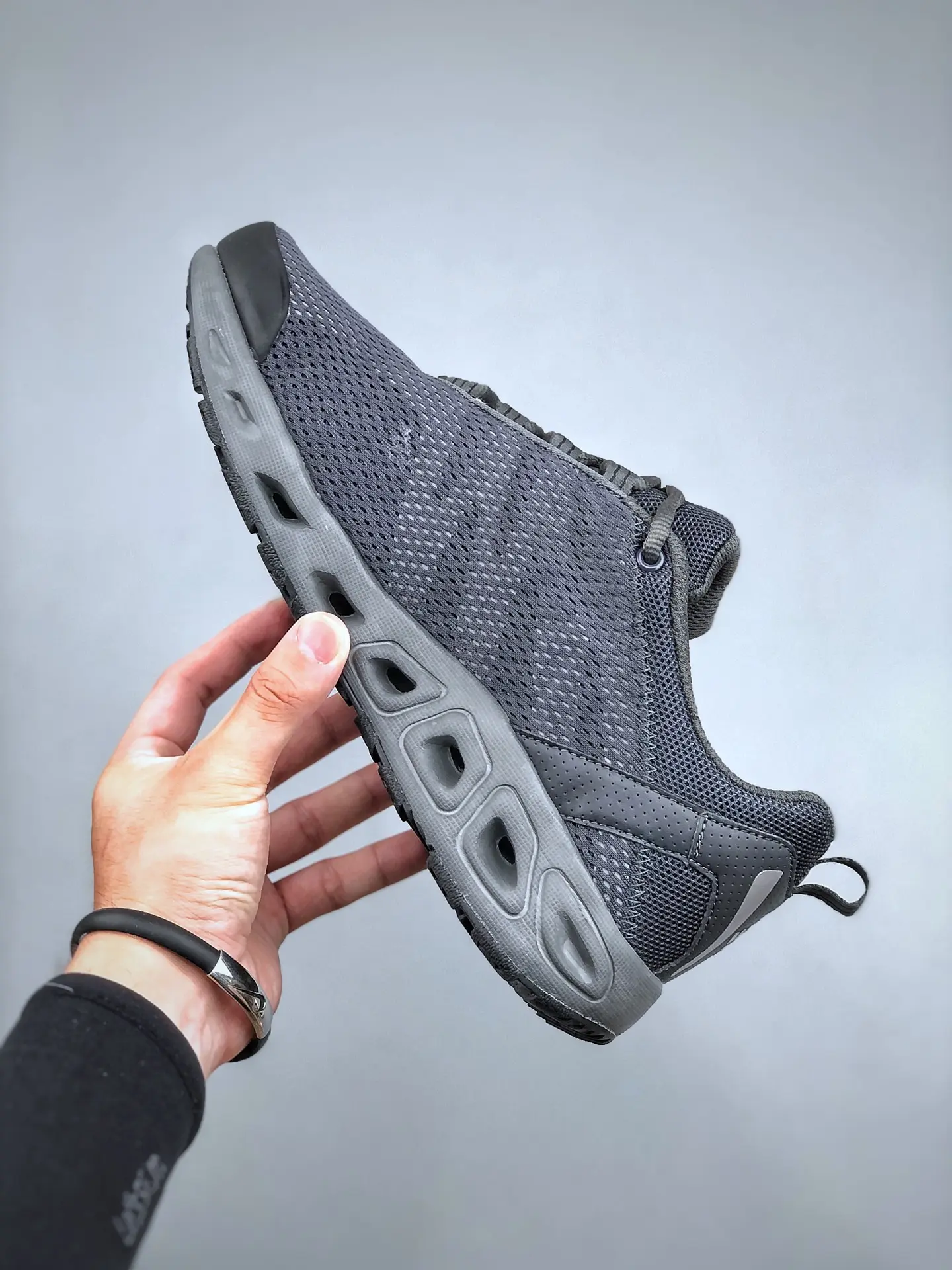 Replica Columbia On Running Women's Cloudmonster Black/Magnet Shoes: An In-Depth Look | YtaYta