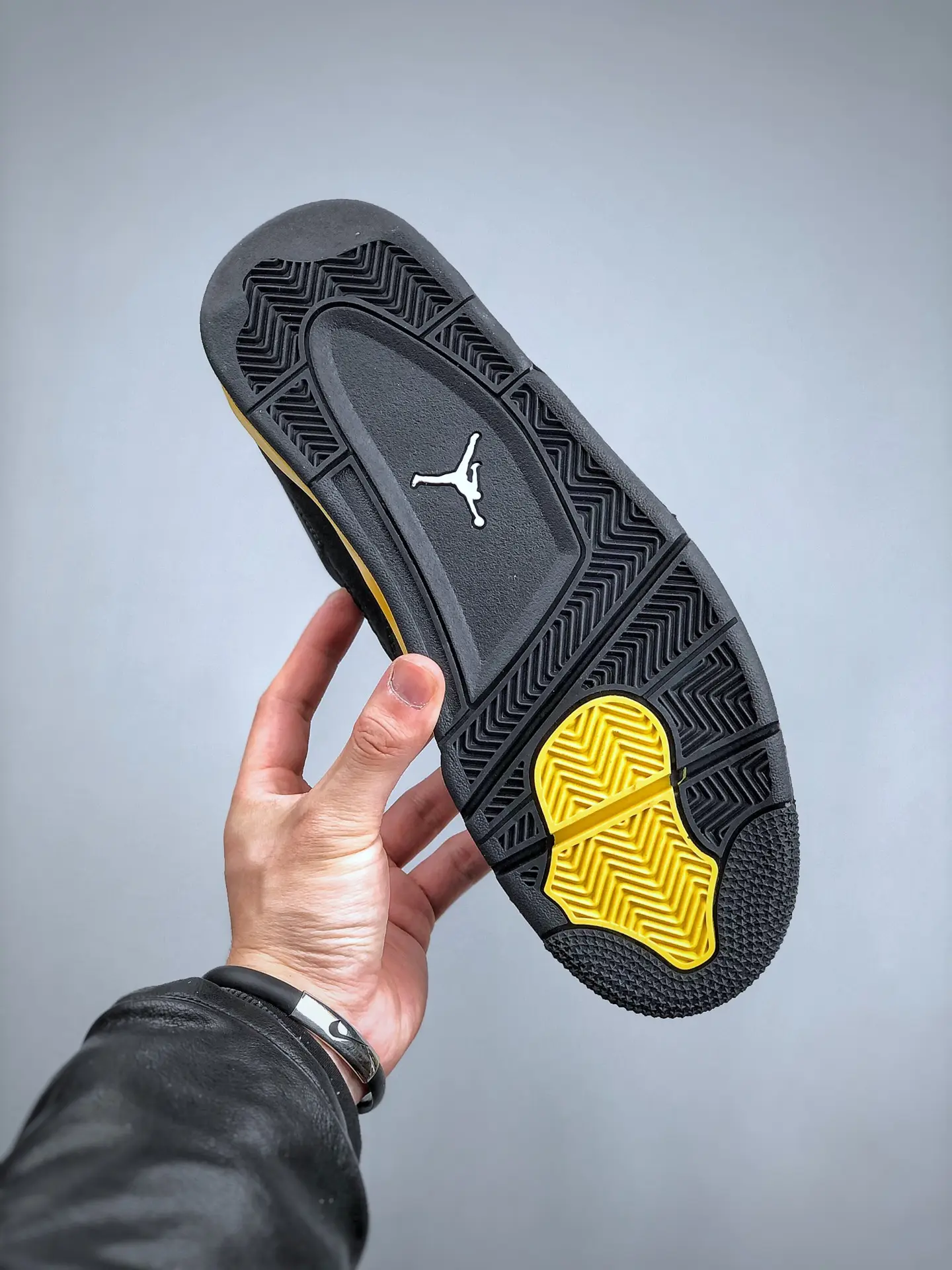 Air Jordan 4 Retro 'Thunder' 2023 - Black/Yellow: Real vs. Replica | YtaYta