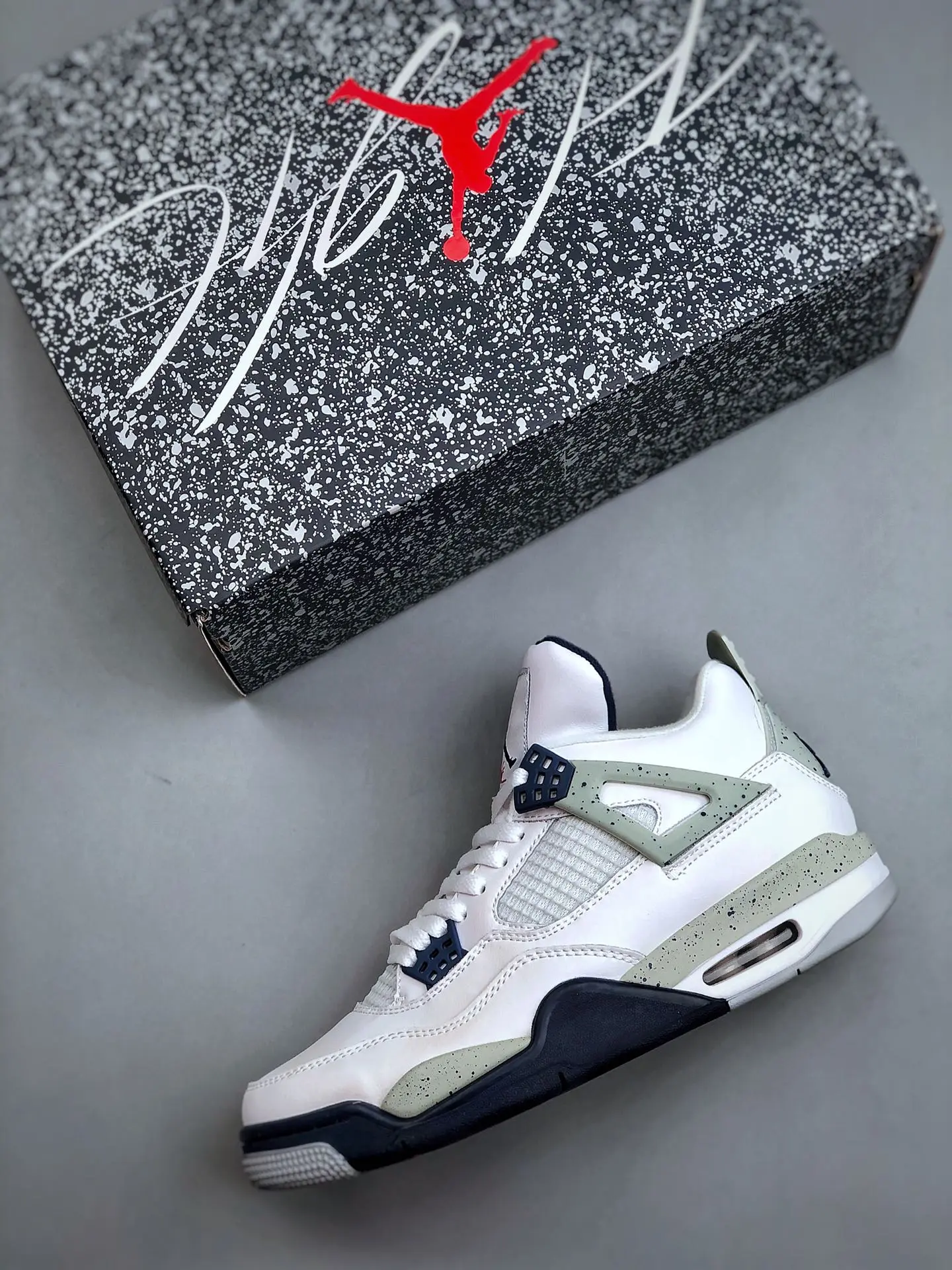 The Allure of Air Jordan 4 Retro 'Midnight Navy' Replicas: A Deep Dive | YtaYta