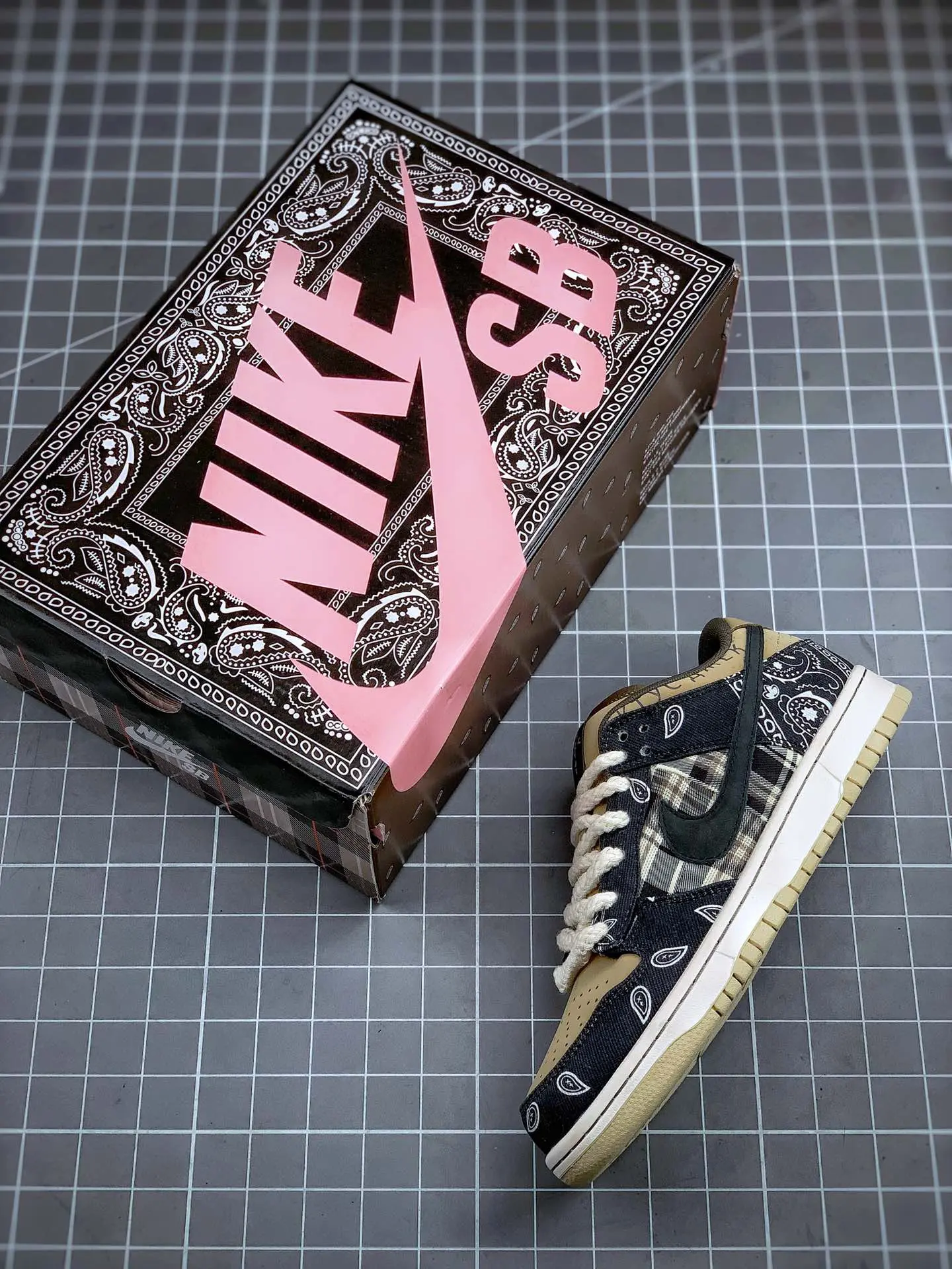 Travis Scott x Nike SB Dunk Low PRM QS - Brown (Replica vs Original) | YtaYta