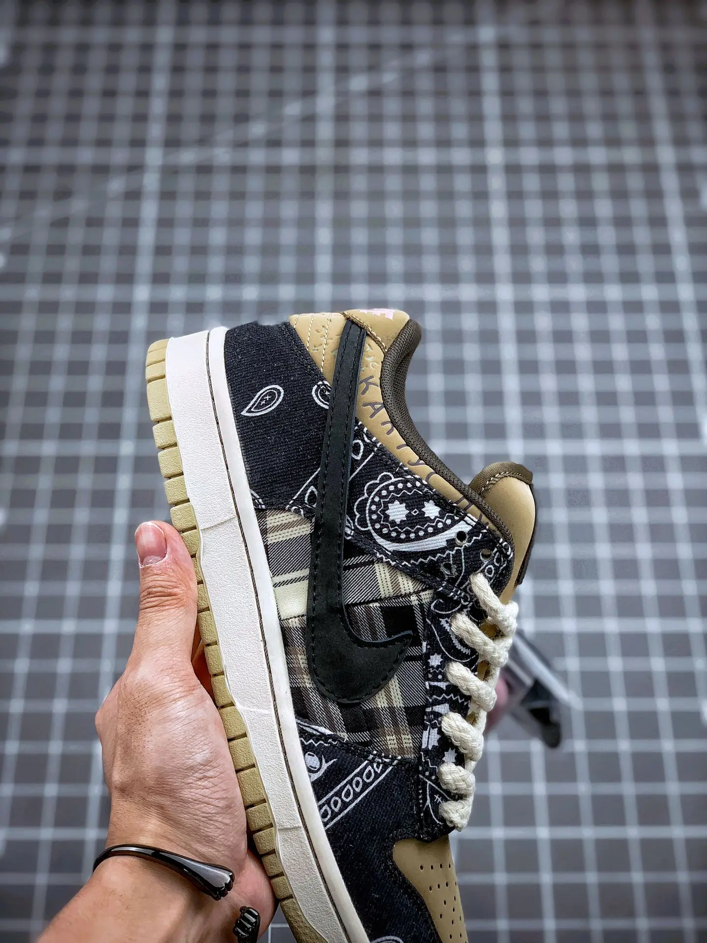 Travis Scott x Nike SB Dunk Low PRM QS - Brown (Replica vs Original) | YtaYta