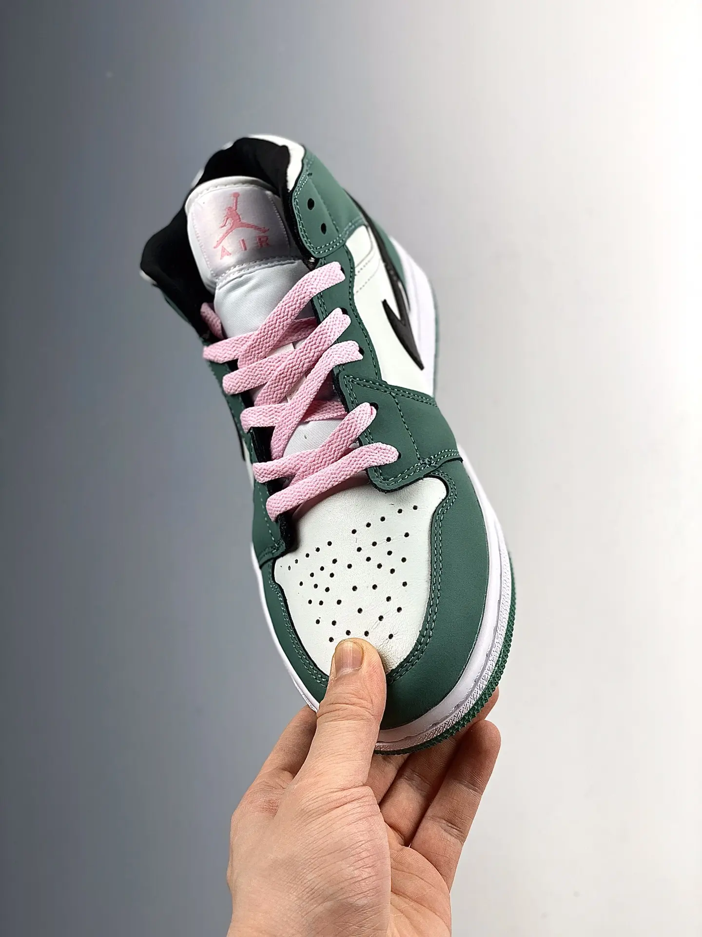 Air Jordan 1 Mid Dutch Green Replica: Style and Savings Combined | YtaYta