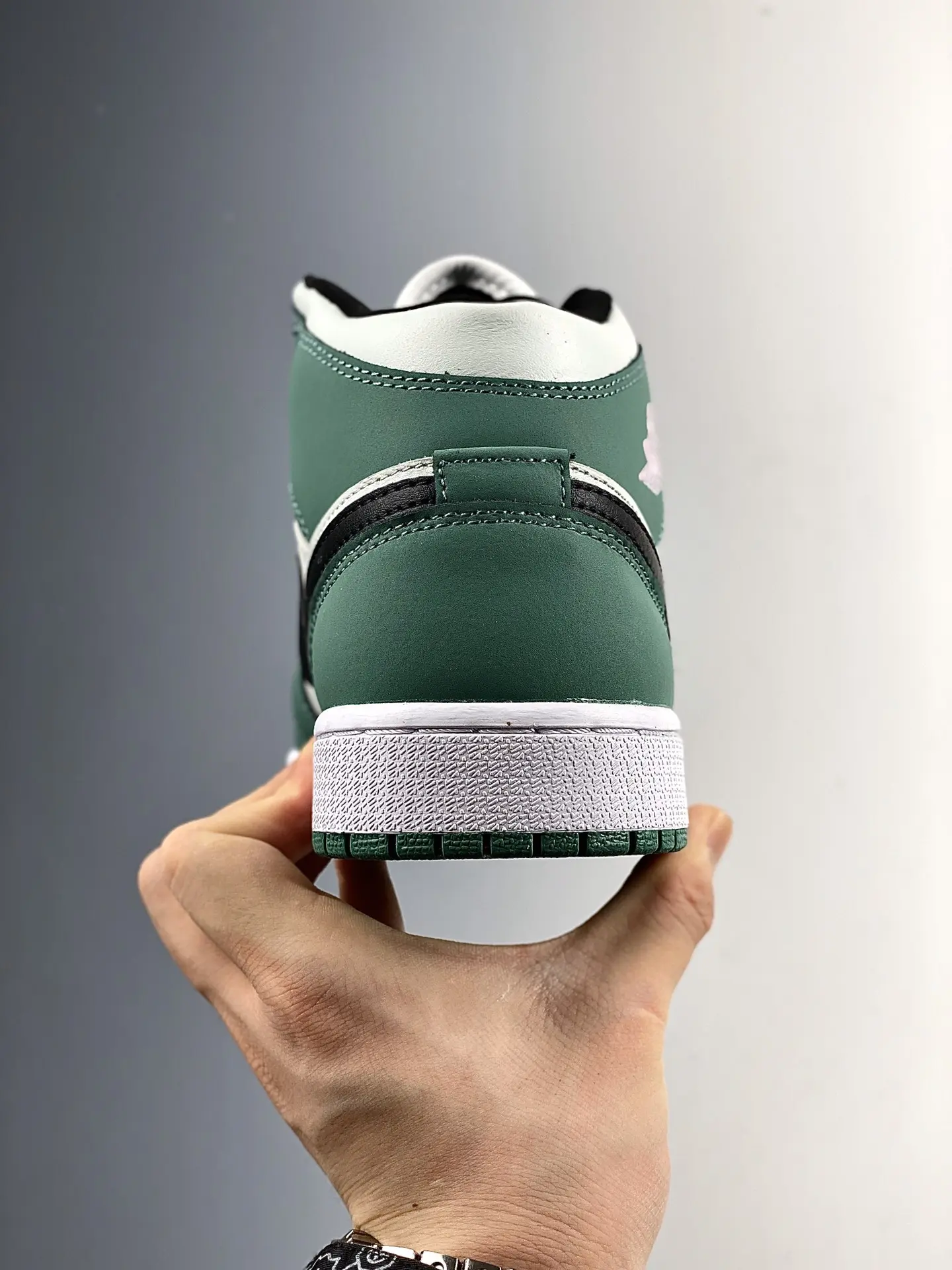 Air Jordan 1 Mid Dutch Green Replica: Style and Savings Combined | YtaYta