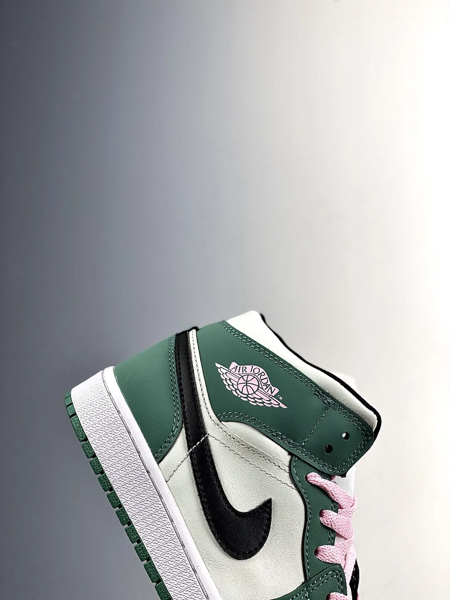 Air Jordan 1 Mid Dutch Green Replica: Style and Savings Combined | YtaYta