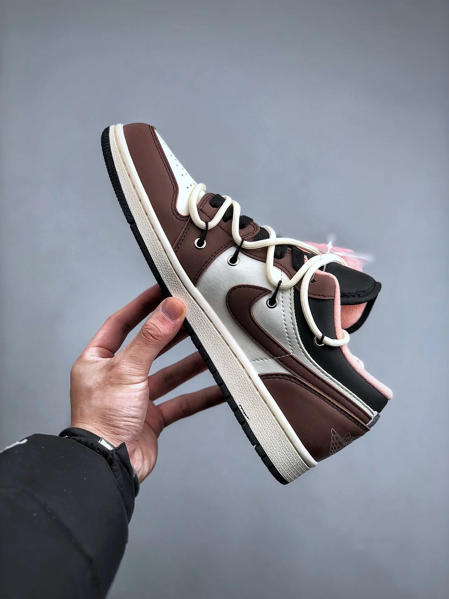 Authentic Lookalikes: Air Jordan 1 Low Mocha Replica - Quality and Style | YtaYta