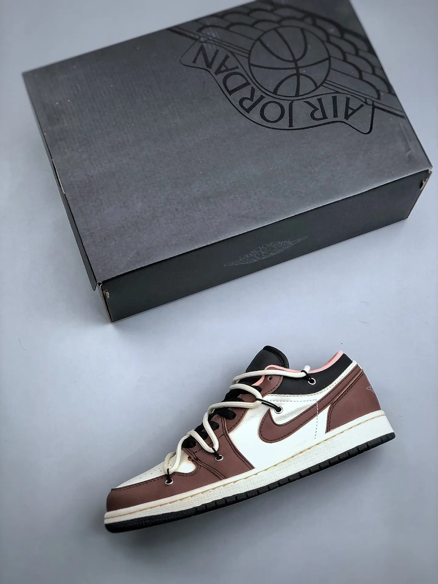 Authentic Lookalikes: Air Jordan 1 Low Mocha Replica - Quality and Style | YtaYta