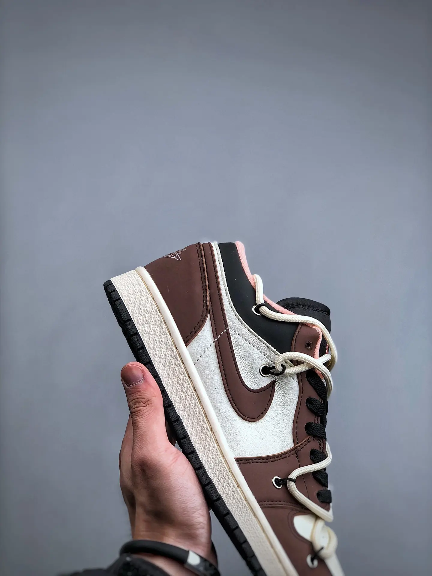 Authentic Lookalikes: Air Jordan 1 Low Mocha Replica - Quality and Style | YtaYta