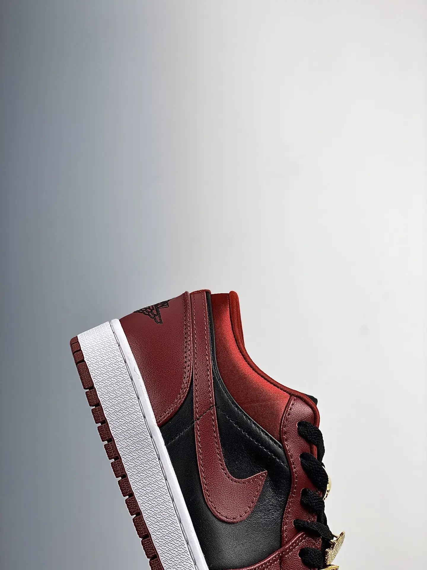 Discover the Intricacies of the Replica Air Jordan 1 Low SE in Dark Beetroot Black | YtaYta