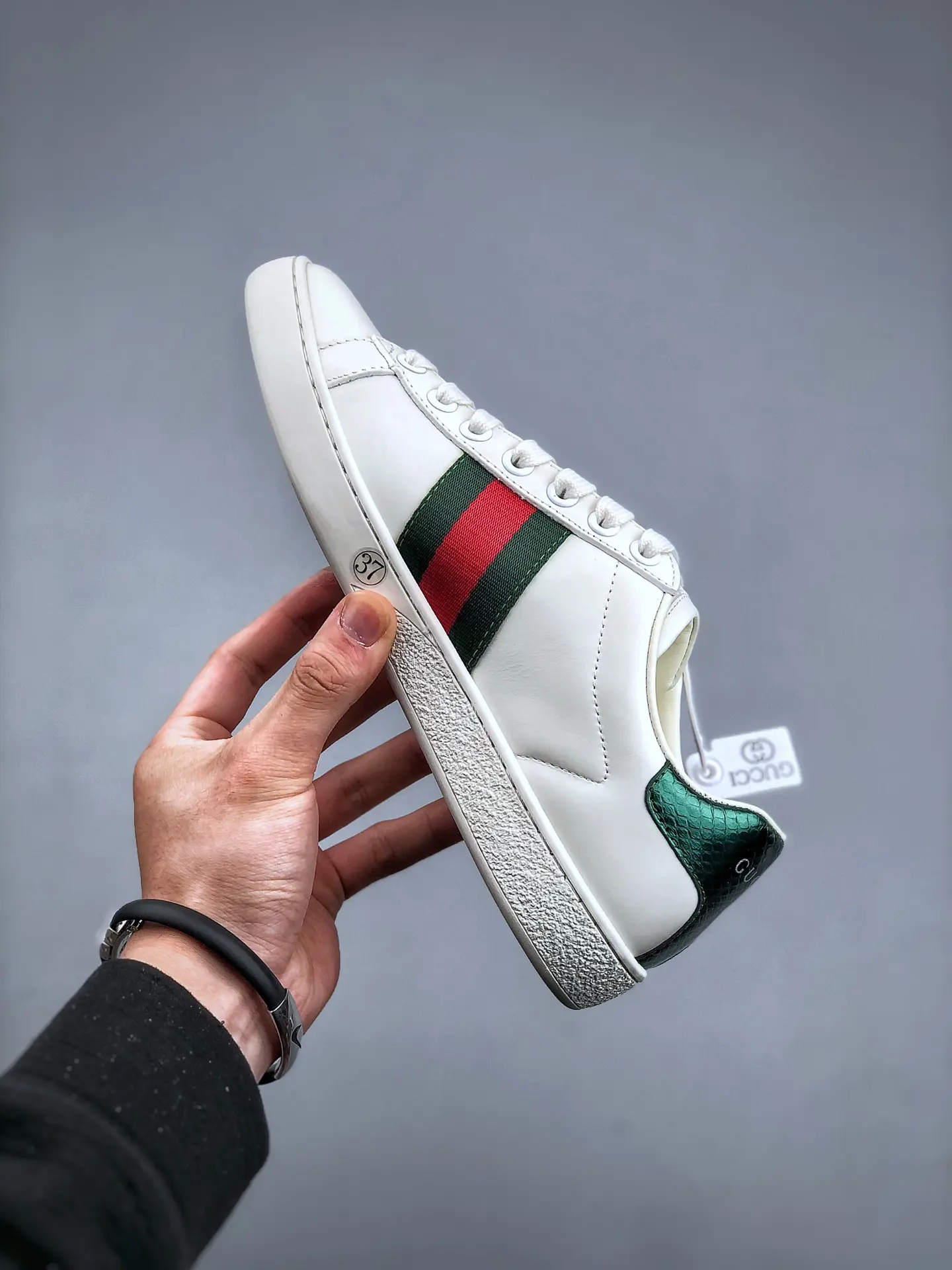 Replica Gucci White Leather Faux Pearl Embellished Ace Sneakers: A Detailed Look | YtaYta