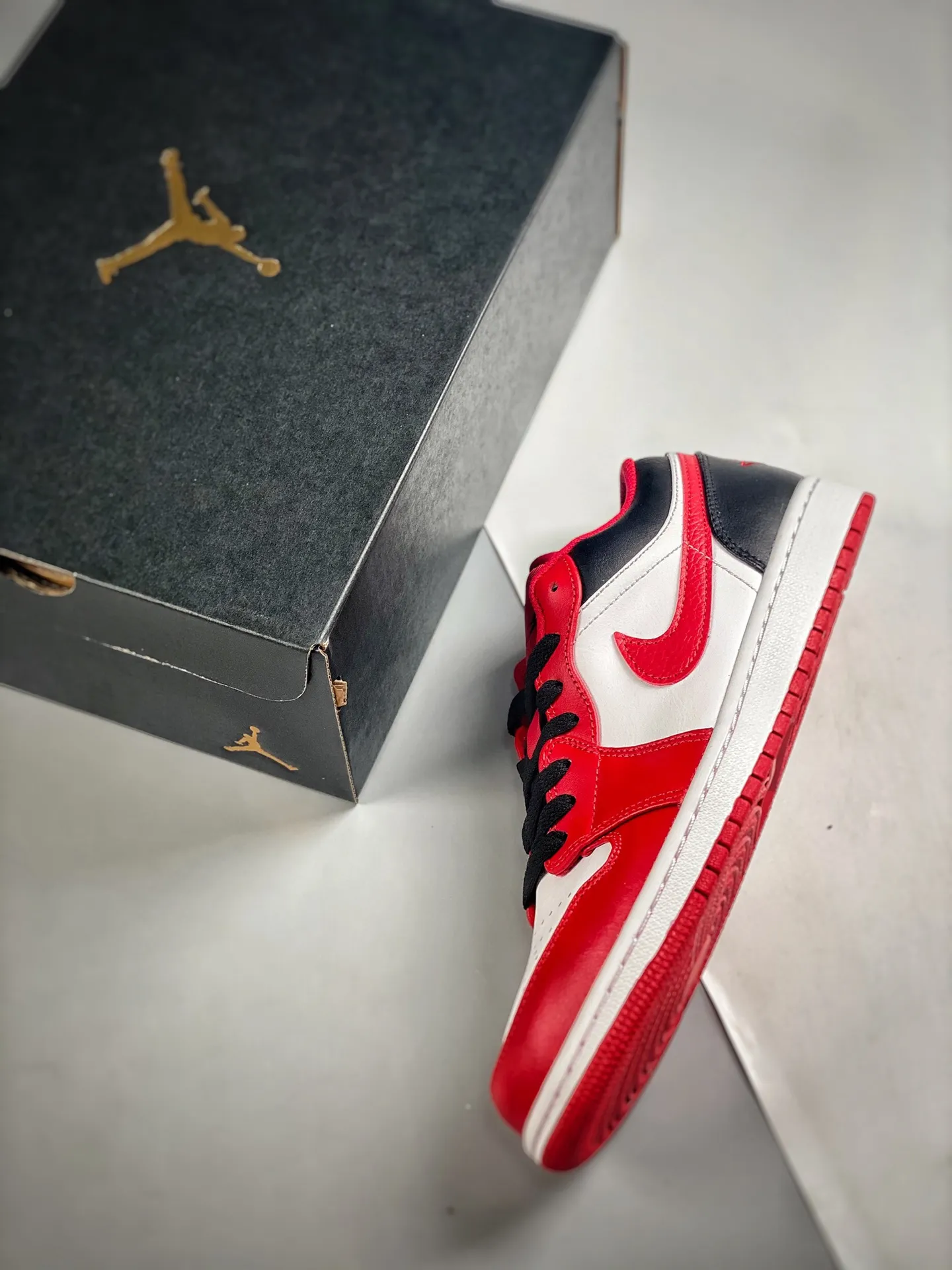 Air Jordan 1 Low Bulls White Gym Red Black Replica Review | YtaYta