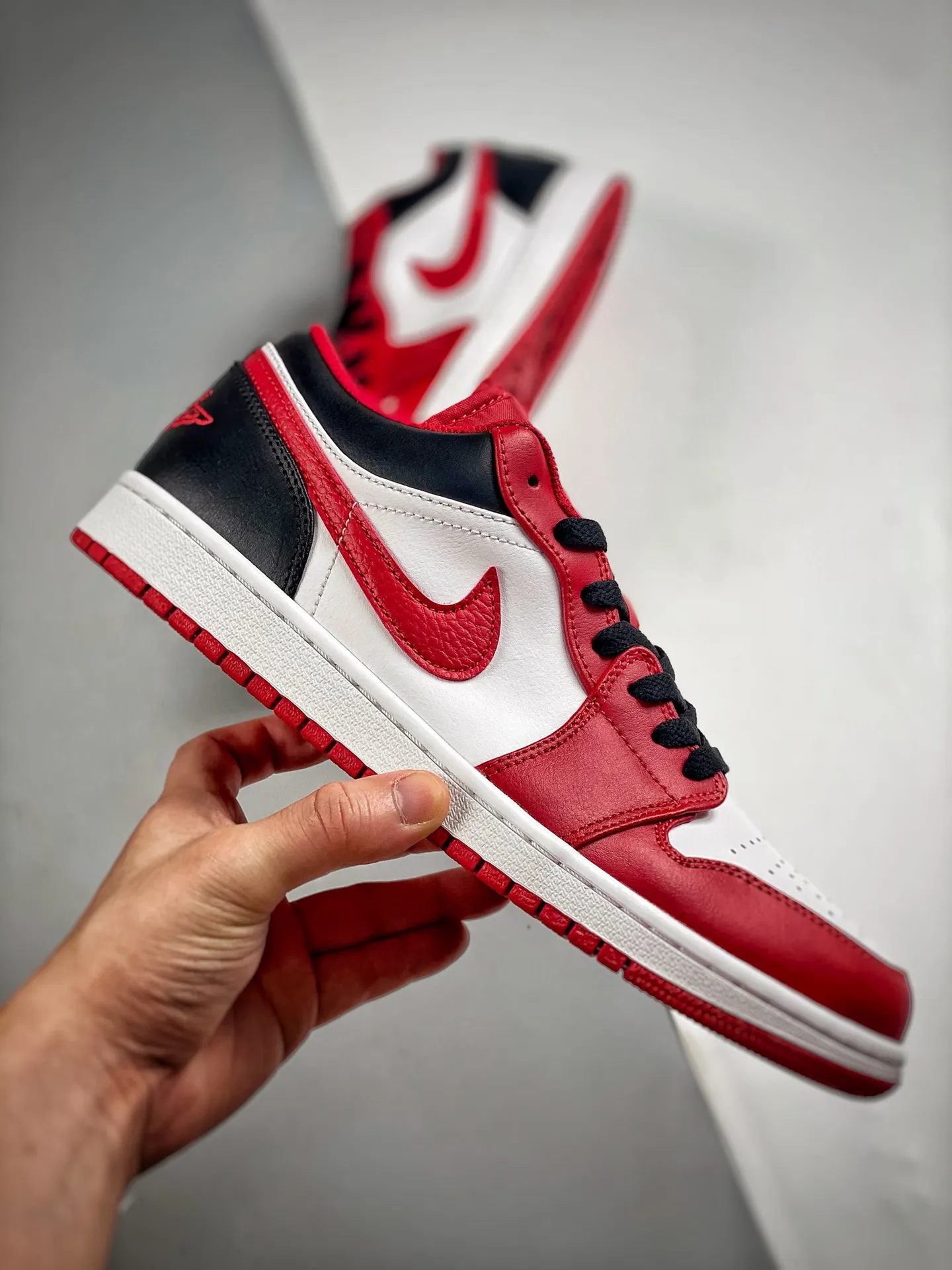 Air Jordan 1 Low Bulls White Gym Red Black Replica Review | YtaYta