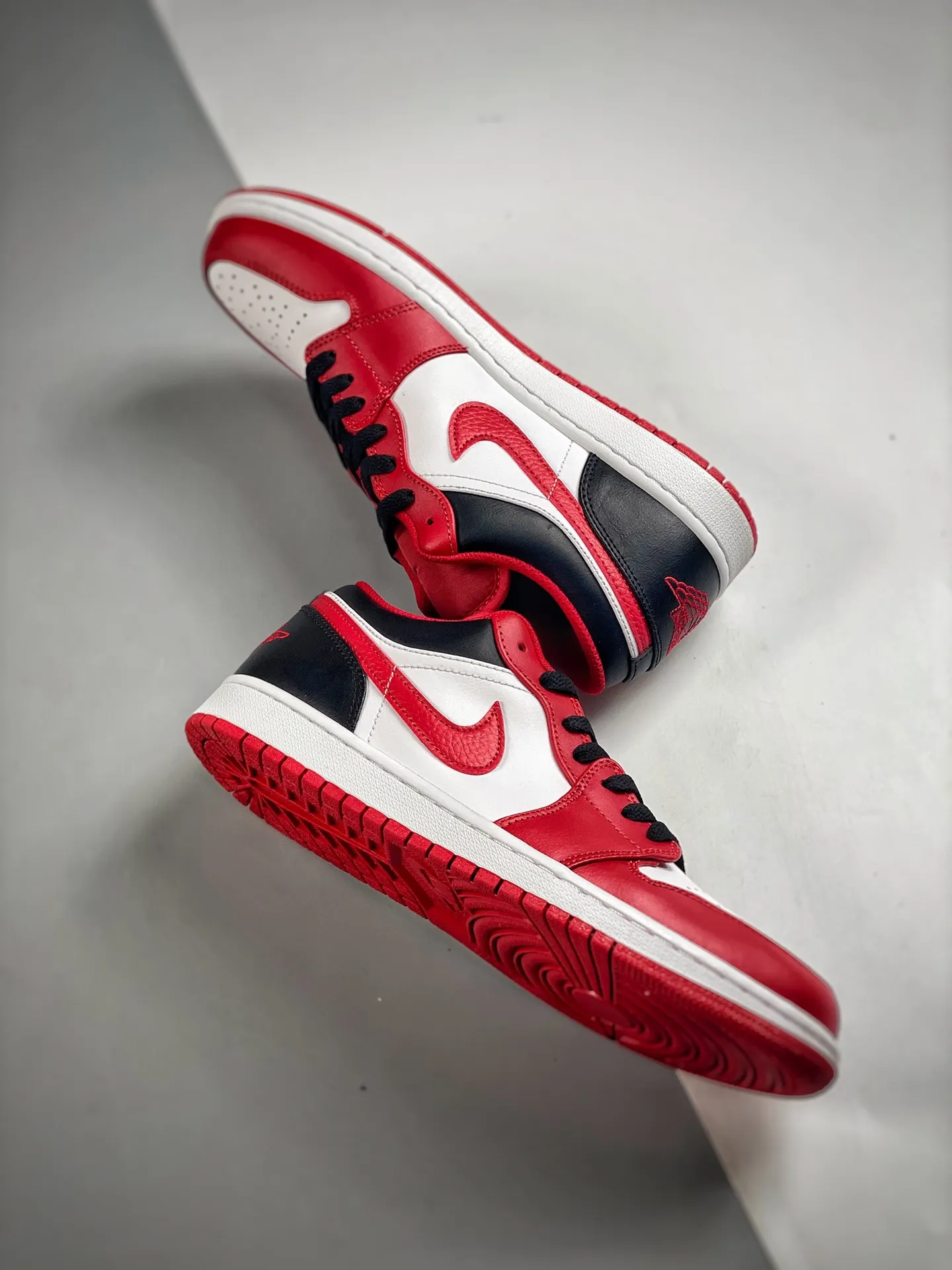 Air Jordan 1 Low Bulls White Gym Red Black Replica Review | YtaYta