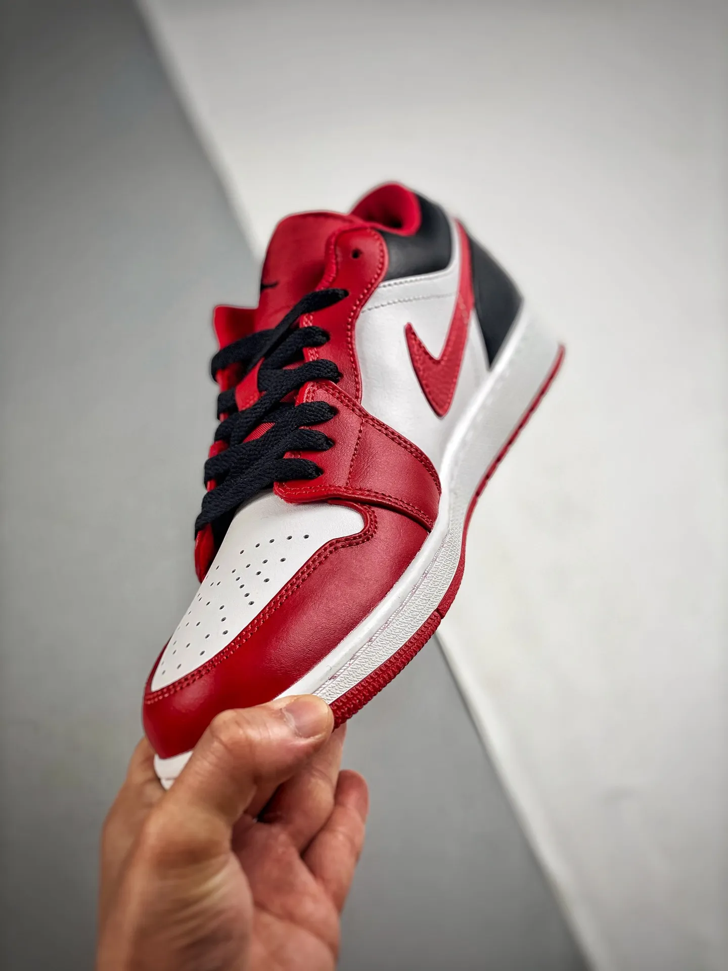 Air Jordan 1 Low Bulls White Gym Red Black Replica Review | YtaYta