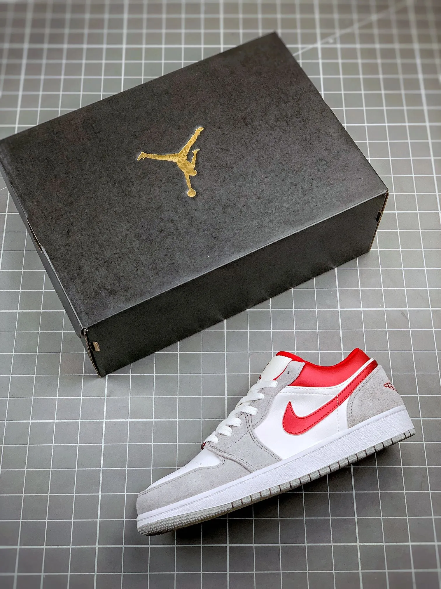 Air Jordan 1 Low SE 'Light Smoke Grey Gym Red' Replica: Stylish Comfort | YtaYta