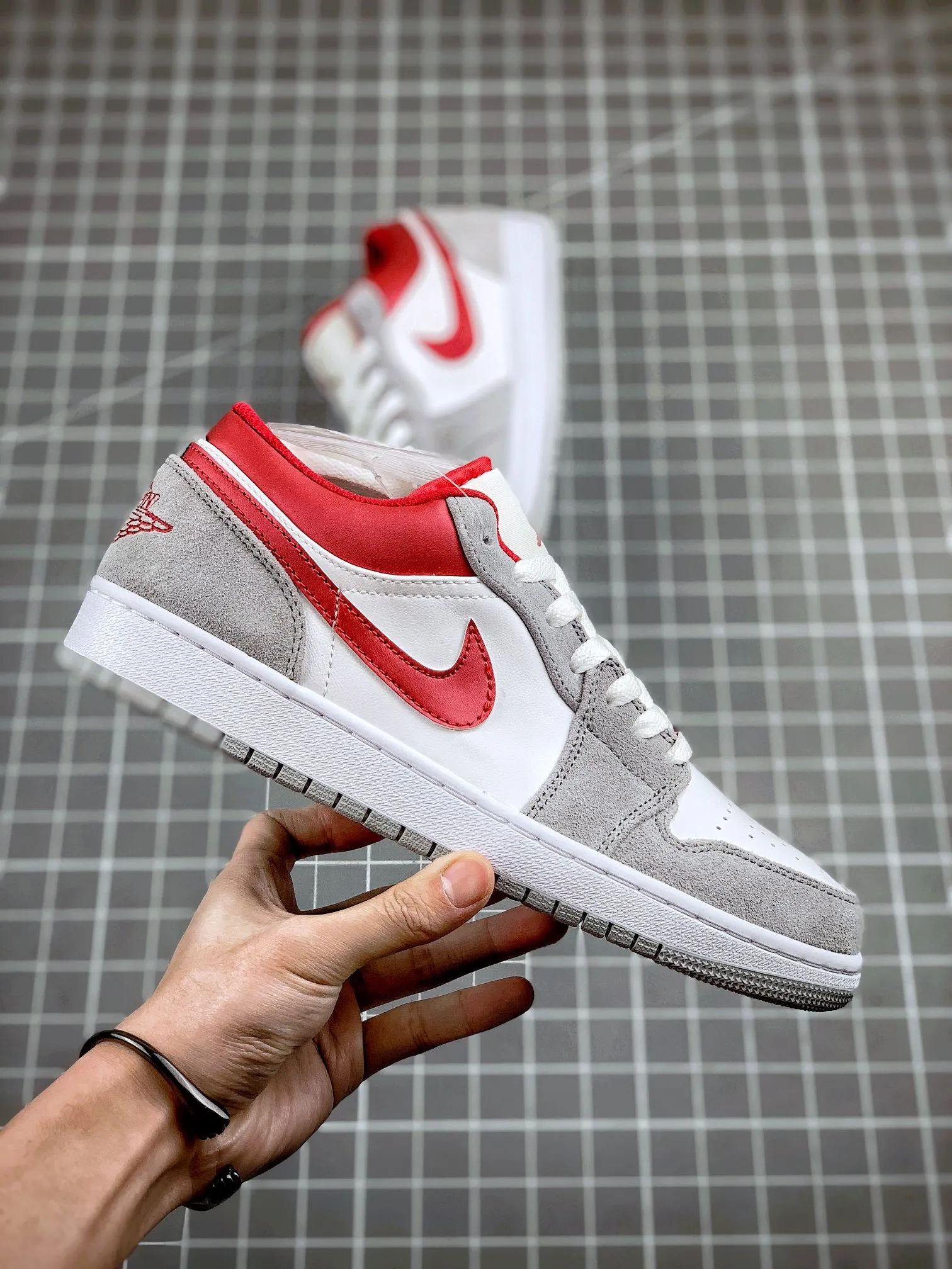 Air Jordan 1 Low SE 'Light Smoke Grey Gym Red' Replica: Stylish Comfort | YtaYta