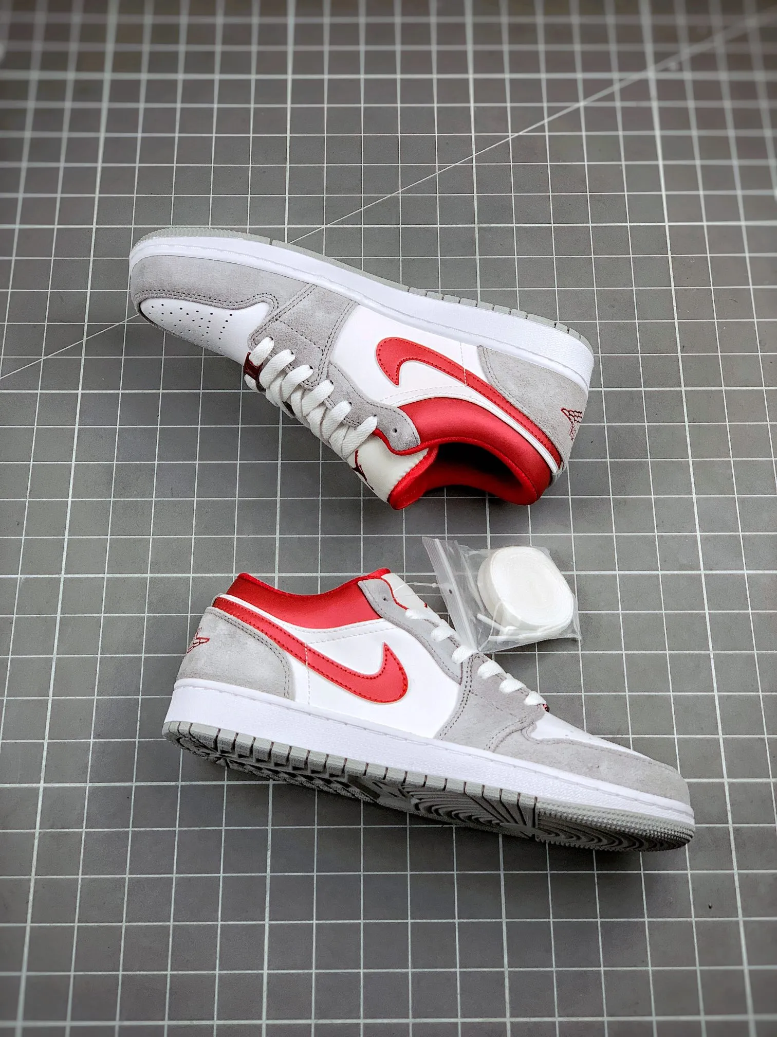 Air Jordan 1 Low SE 'Light Smoke Grey Gym Red' Replica: Stylish Comfort | YtaYta