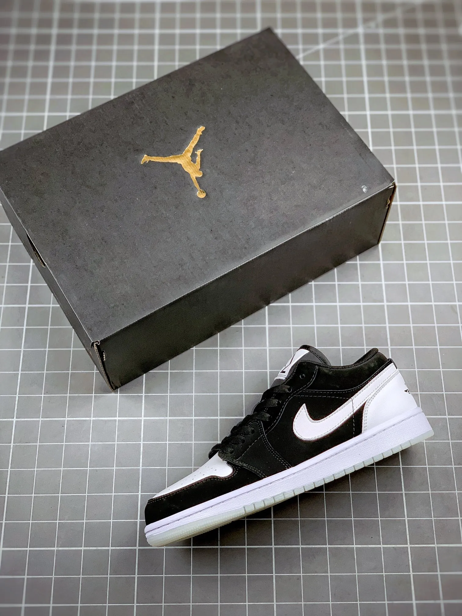 Fake Rep Replica Air Jordan 1 Low SE 'Diamond Shorts' - Black/White | YtaYta