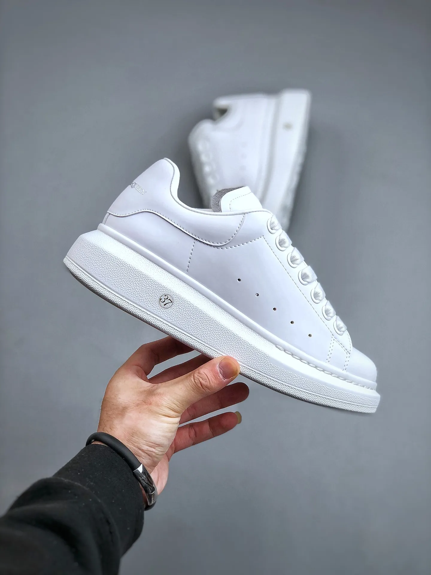 Fake Rep Replica Alexander McQueen Sneakers - Stylish White Casual Shoes for Spring and Summer | YtaYta