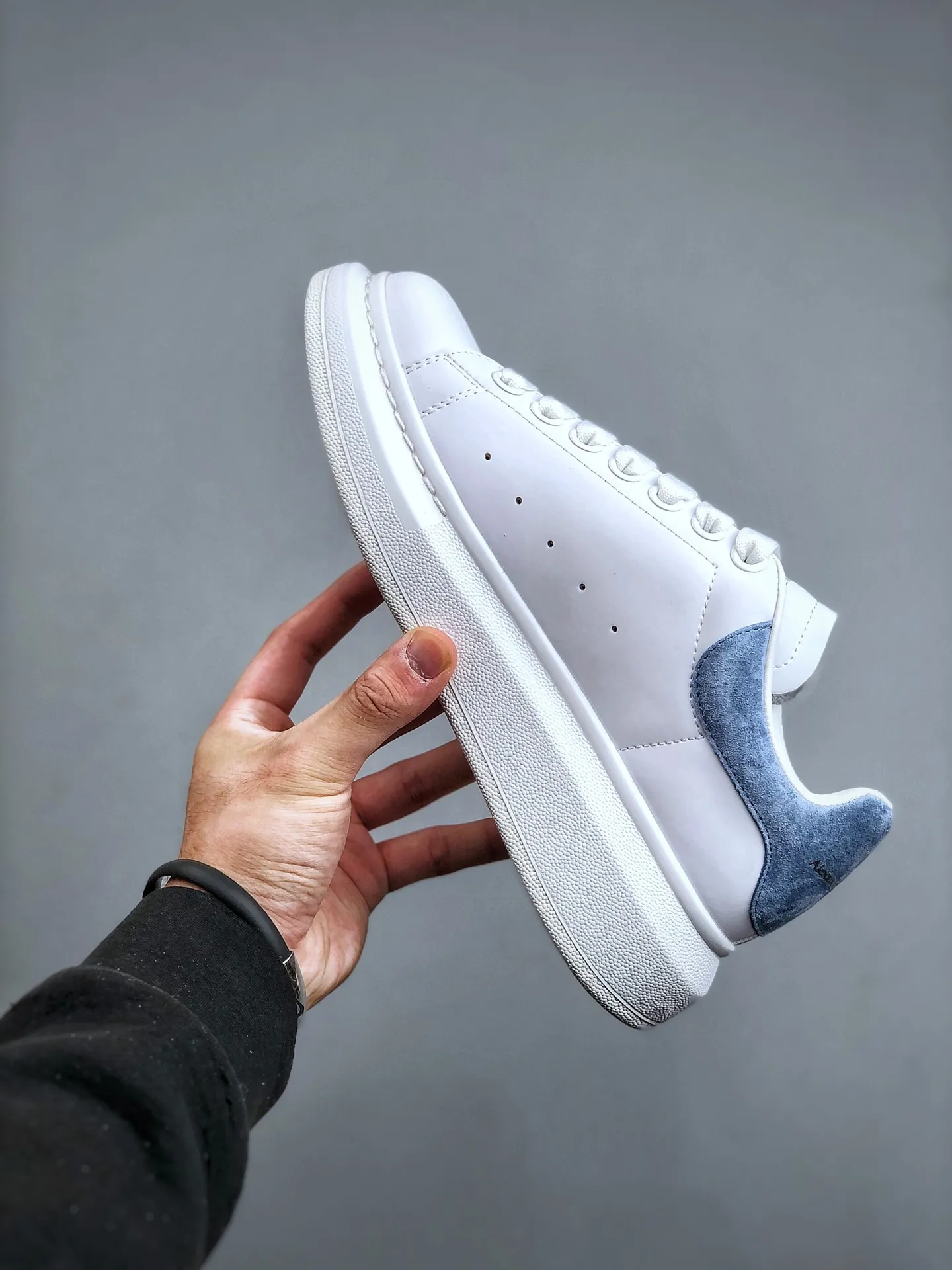 Replica Alexander McQueen Larry Sneakers - White: A Detailed Review | YtaYta