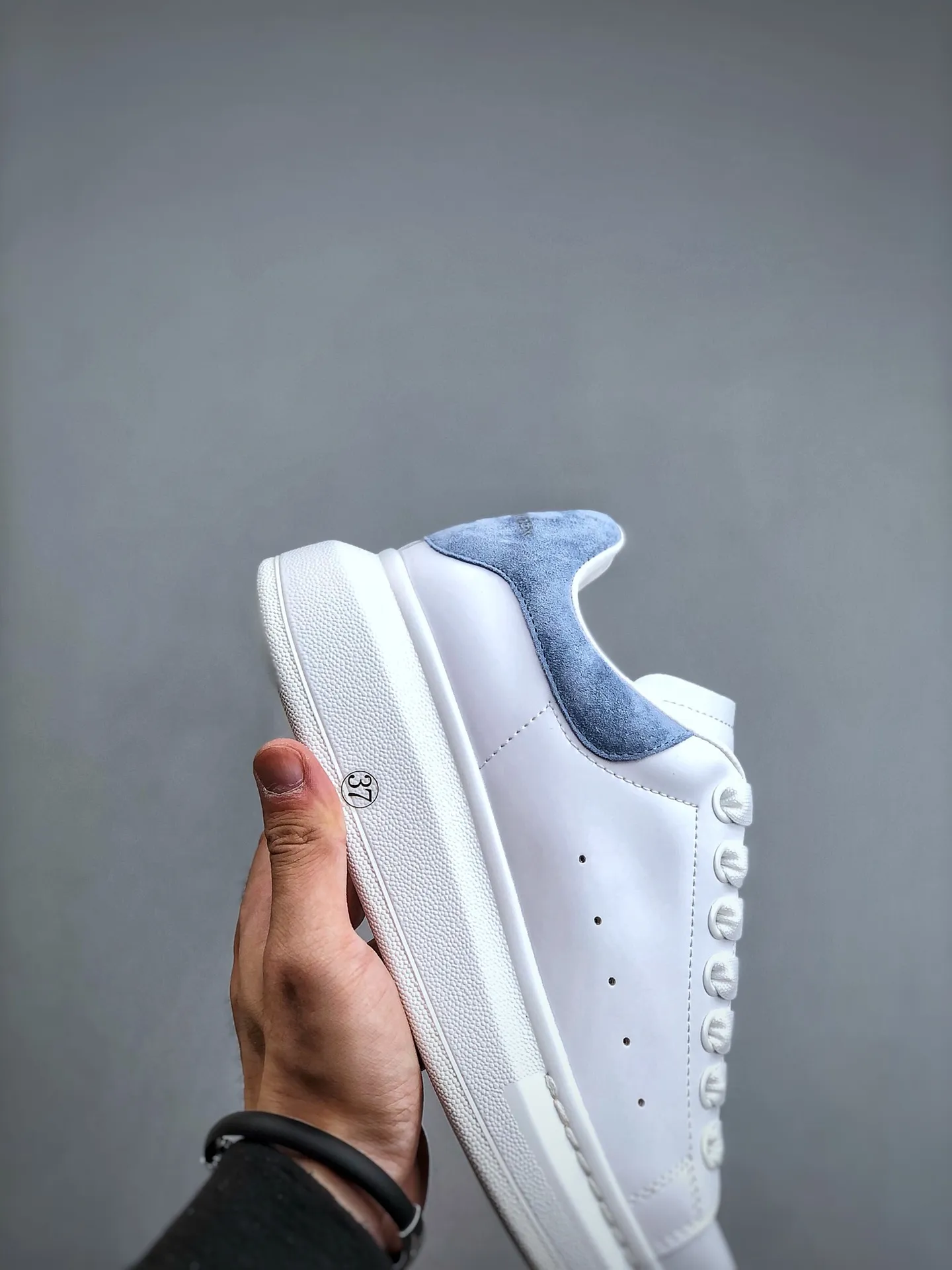 Replica Alexander McQueen Larry Sneakers - White: A Detailed Review | YtaYta