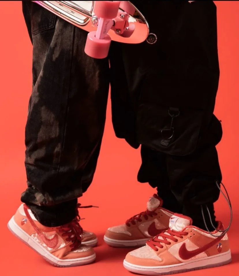 StrangeLove Nike SB Dunk Low Replica: Pink/Red Valentine’s Day Special | YtaYta