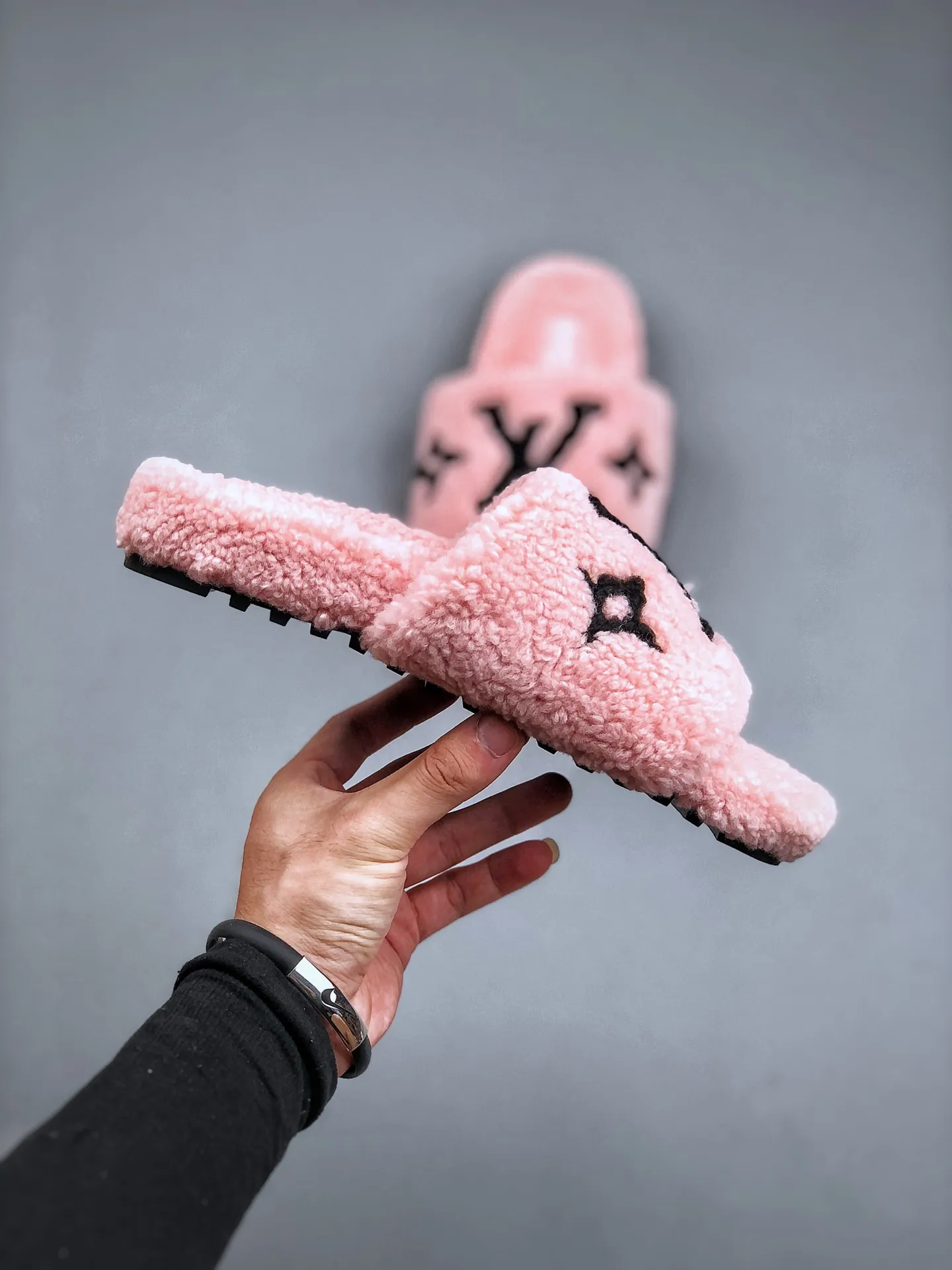 Replica Louis Vuitton Shearling Paseo Flat Comfort Sandal 40 Rose Clair - Ultimate Pink Fuzzy Comfy Slippers Review | YtaYta