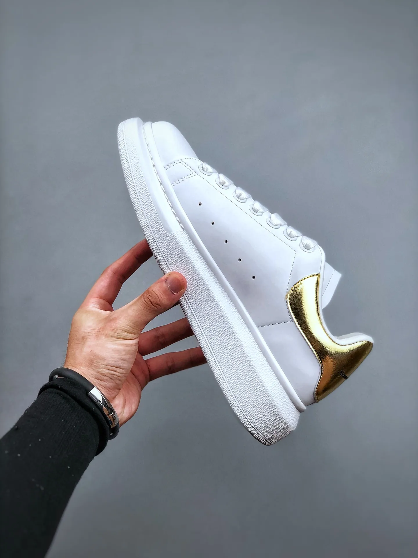 Alexander McQueen Replica Sneakers: A Comprehensive Guide to White and Gold Knockoffs | YtaYta