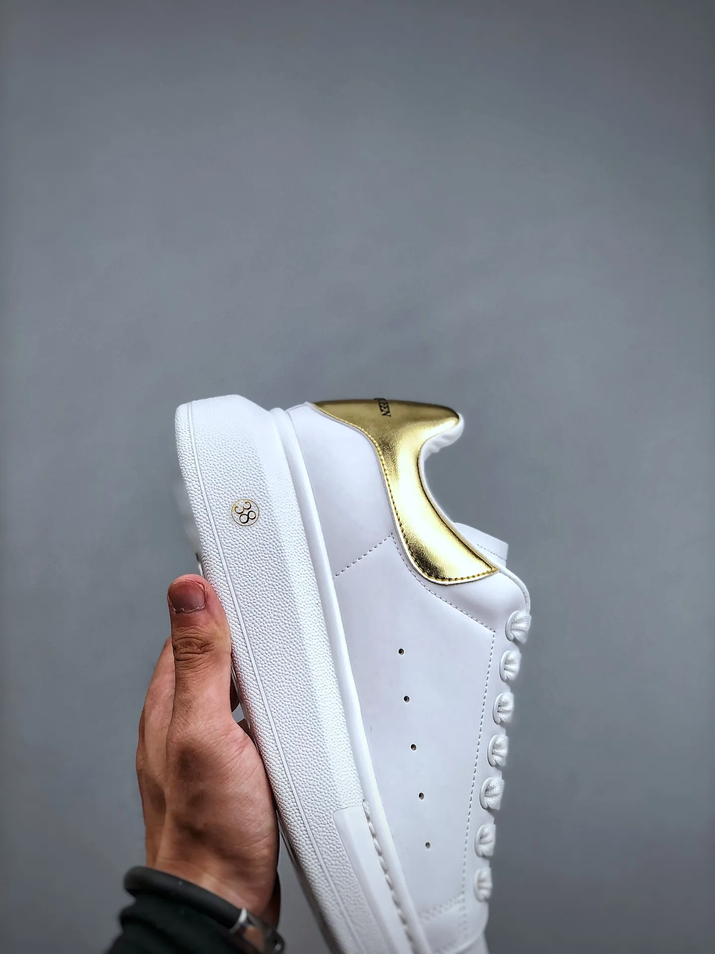 Alexander McQueen Replica Sneakers: A Comprehensive Guide to White and Gold Knockoffs | YtaYta