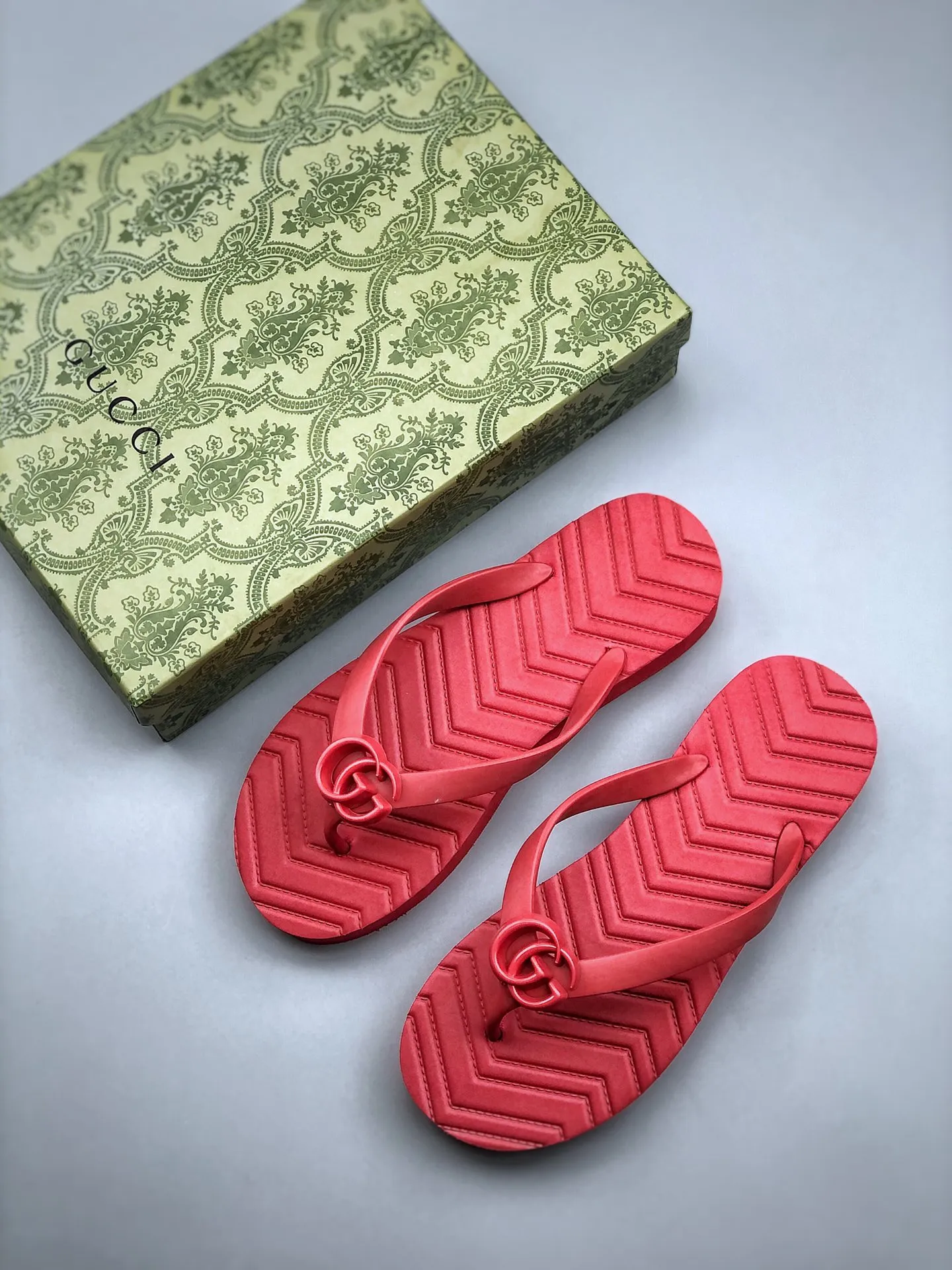 Fake Rep Replica Gucci Chevron Thong Sandal Hibiscus Red Rubber | YtaYta