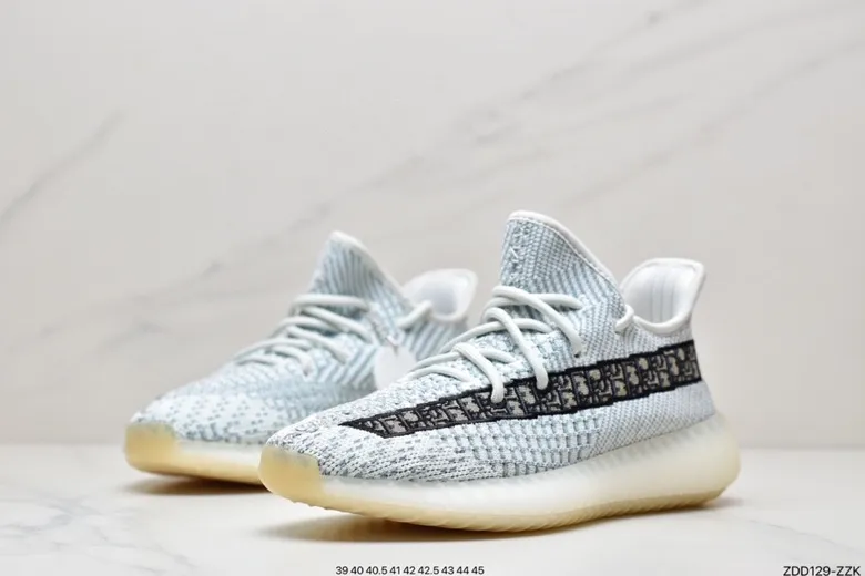 High-Quality Replica Yeezy 350 V2 Sneakers: A Detailed Review | YtaYta